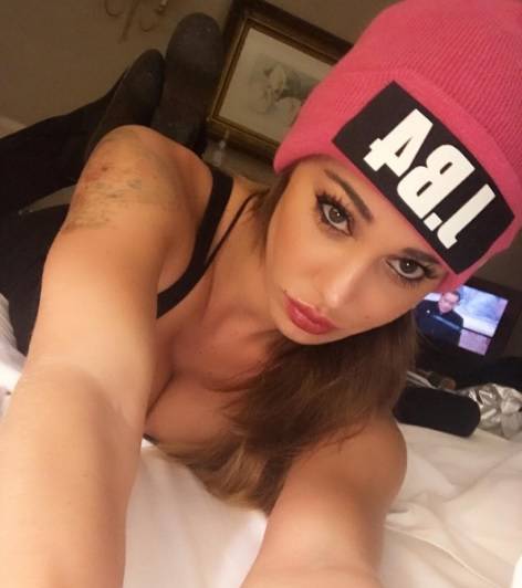 Belen Rodriguez in topless su Instagram. La foto fa impazzire i fan