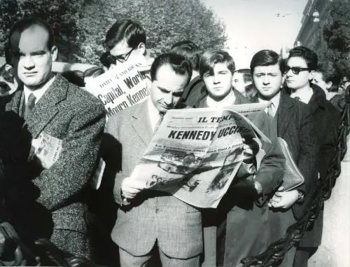 É il 23 novembre 1963: la morte di John F. Kennedy è sulle prime pagine di tutti i giornali del mondo
