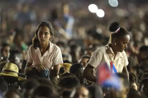 Una piazza gremita e commossa dà l'ultimo addio a Fidel Castro