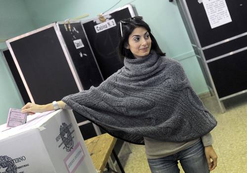Raggi al seggio a Roma: "Si ricordi anche di noi"