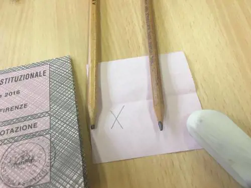 Referendum, ironia sulle matite: "Può cancellarle solo Piero Pelù"