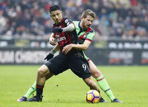 Il Crotone spaventa il Milan ma ci pensa Lapadula: rossoneri secondi