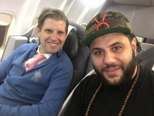 Quando il comico musulmano Amer si siede accanto al figlio di Trump