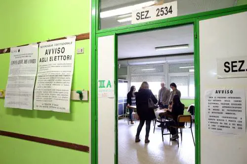 Referendum, paura al seggio: scrutatore pesta due anziane