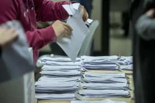 Voto estero, in tilt le operazioni: vigili sostituiscono scrutatori