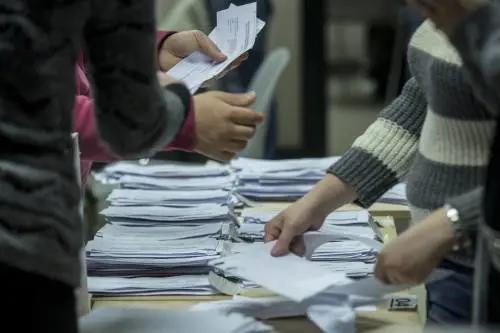 Nelle buste delle schede dall'estero passaporti e assegni