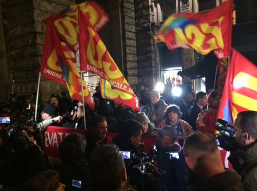 In piazza esplode la protesta: ​​"Renzi buffone, ora dimettiti"