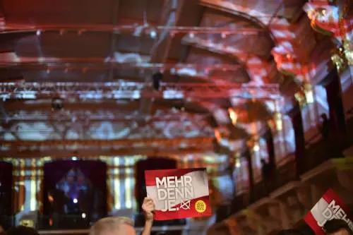 L'Austria sceglie l'Europa e l'immigrazione libera: Van der Bellen presidente