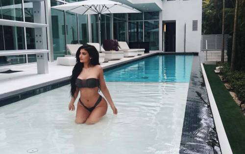 Kylie Jenner sexy in piscina