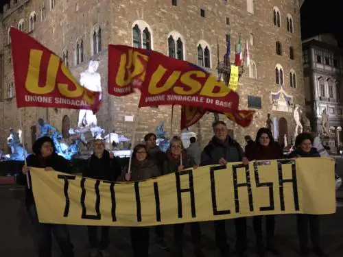 Renzi sconfitto al referendum, a Firenze fuochi d'artificio in piazza