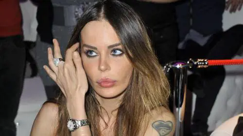 Nina Moric accusata di razzismo per una frase scritta su Facebook