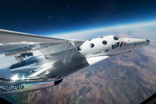 Virgin annuncia il primo volo spaziale commerciale: 3 italiani a bordo
