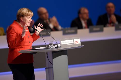 La Merkel guarda al voto e comincia a fare la dura: "Non accogliamo tutti. Via il burqa"