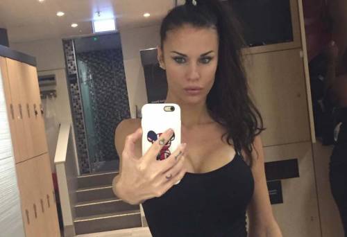 Antonella Mosetti hot, selfie in body nella palestra