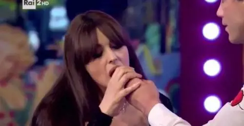La Bellucci ad alto tasso erotico in diretta. Prende il dito di Mika e lo "guarisce"