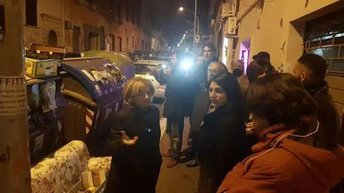 E la Raggi sbuca dal cassonetto: "Lei cosa sta buttando?"