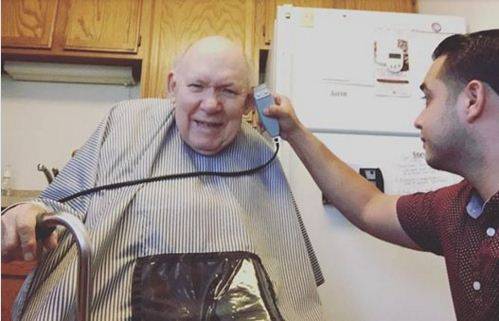 Il barbiere con il cliente affetto da morbo di Parkinson: una lezione di vita