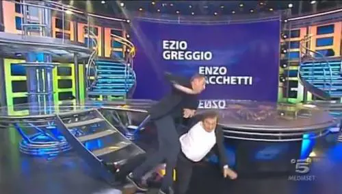 Striscia la Notizia, Iacchetti cade in diretta e sbatte la testa