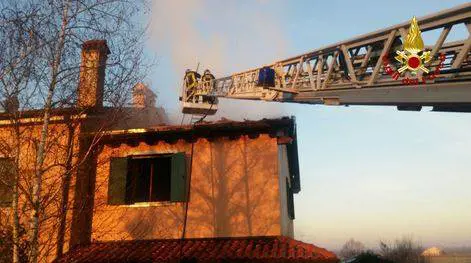 Venezia, dalla casa incendiata spunta un corpo impiccato