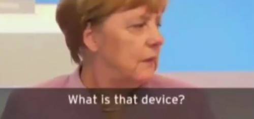 "Cosa è quell'aggeggio?". La faccia stupita della Merkel