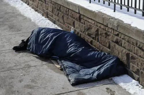 Tor Bella Monaca, dà fuoco alla tenda di un clochard e fugge