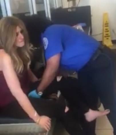 Malata di cancro al seno viene umiliata dagli agenti in aeroporto