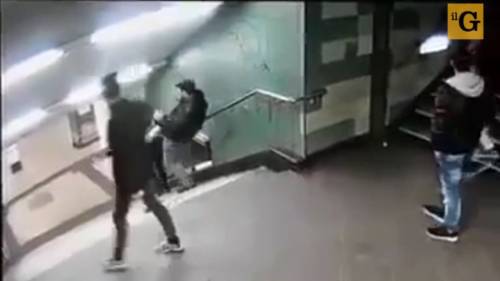Berlino, gang fa cadere una donna dalle scale in metro