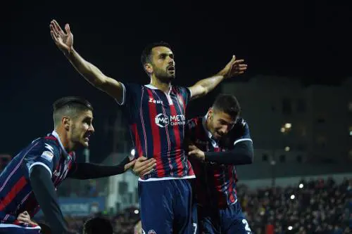 Il Crotone affossa il Pescara 2-1: Ferrari regala la vittoria ai calabresi