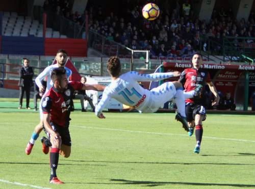 Napoli, manita al Cagliari: finisce 5-0 con la tripletta di Mertens