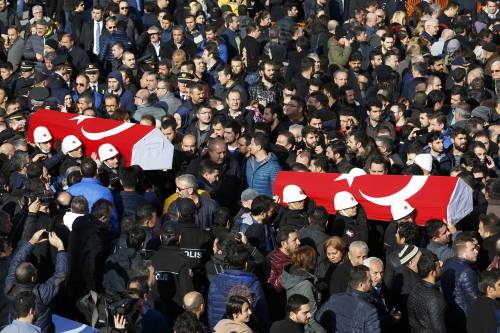 A Istanbul i funerali degli ufficiali uccisi