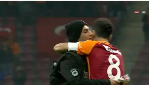 Il capitano e il poliziotto: abbraccio dopo l'attentato a Istanbul