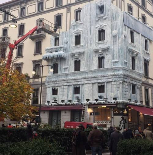 A Milano c'è un palazzo ghiacciato in zona Moscova