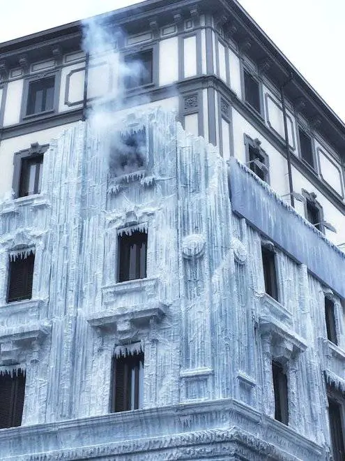 Milano, il palazzo ghiacciato spopola sui social network