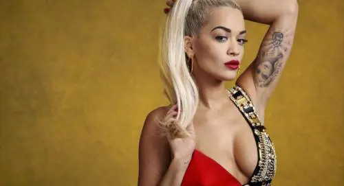 Rita Ora nuda per Natale