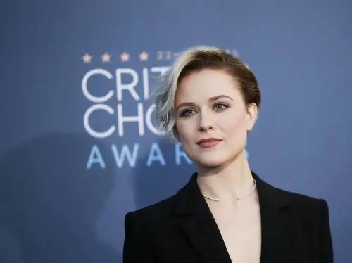 Critic Choice Awards 2016, dive senza reggiseno sul red carpet
