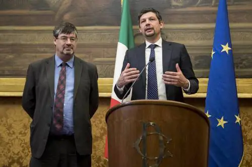 Entrano le minoranze linguistiche. E il Tricolore cade a terra