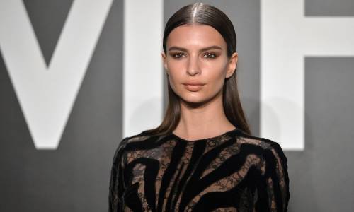 Emily Ratajkowski bollente per Natale