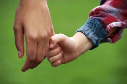 Rivoluzione sull'affido: "Non è obbligatorio dare i bimbi alla madre"