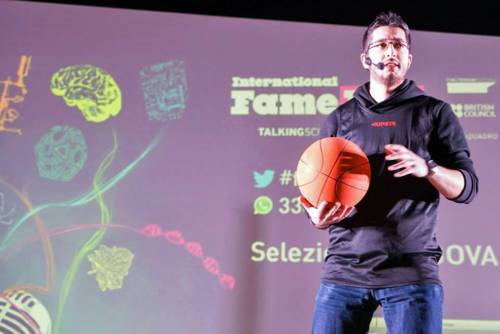 C'è Perri, astrofisico rockstar e il Planetario sembra lo stadio
