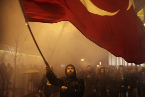 Istanbul, migliaia i tifosi in strada contro il terrorismo