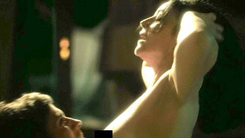 Monica Bellucci, a 52 anni in topless nella serie tv