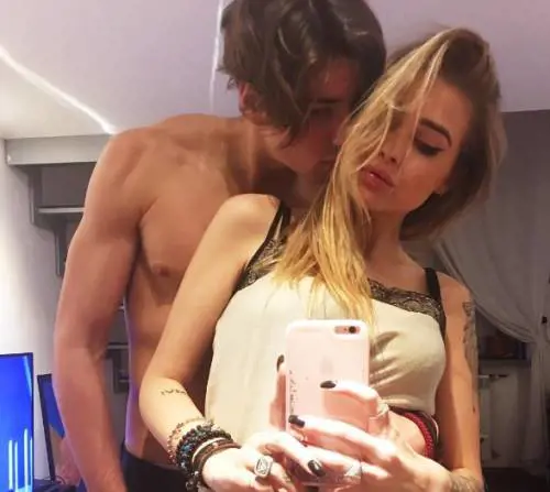 Il figlio di Bettarini fa già strage di cuori. Eccolo con la fidanzata fashion blogger