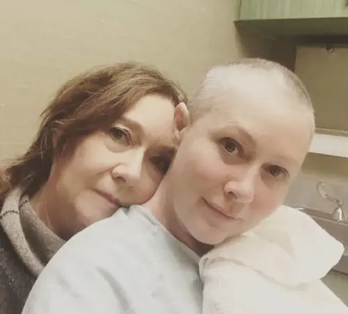 Shannen Doherty continua a lottare: "Affaticata dalla chemio, ma amo le feste"