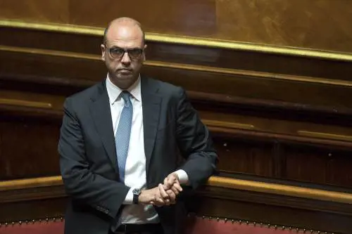 Lo psicodramma di Alfano: ​nuovo Re Mida al contrario