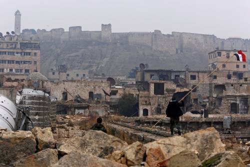 Ad Aleppo un fragile accordo per evacuare la città in rovina