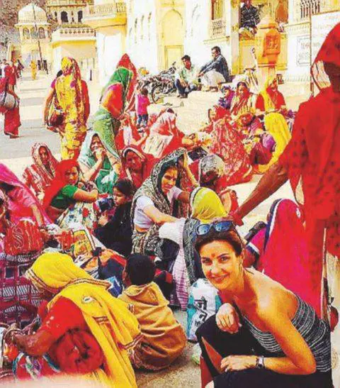 Alessandra Moretti (Pd): "Sono malata, non lavorerò". Invece è a una festa di matrimonio in India