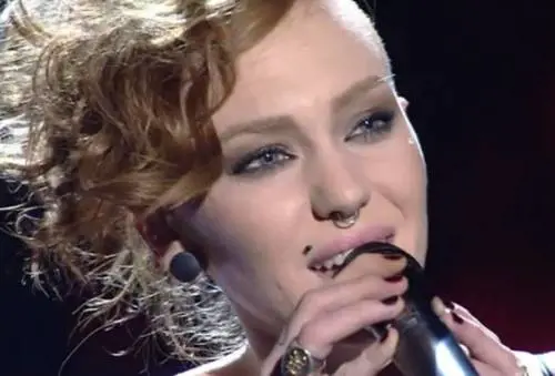 X Factor, Eva scivola su un verbo. E sui social la massacrano