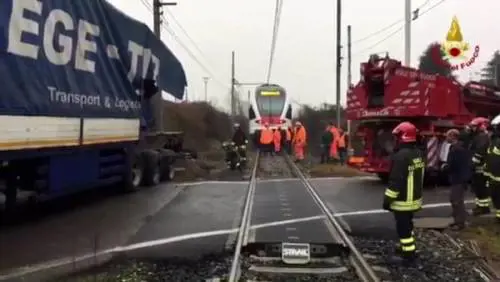 Treno travolge il tir al passaggio a livello a Varese