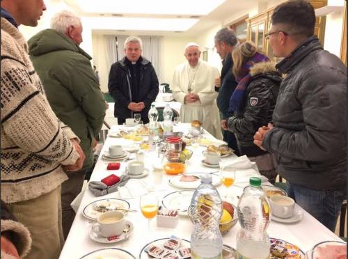 Il compleanno di Papa Francesco e la colazione con i senzatetto