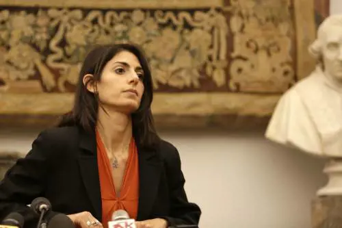 Raggi indagata: "Sono serena, ho già avvisato Grillo"
